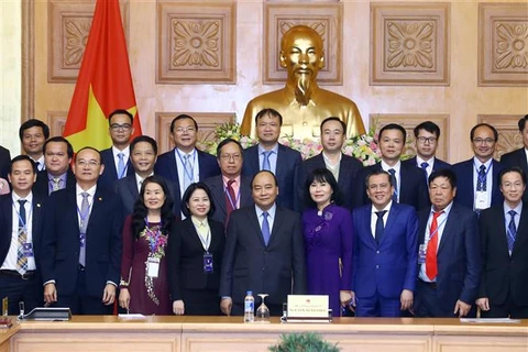 Thủ tướng Nguyễn Xuân Phúc và các doanh nghiệp có sản phẩm đạt giải thưởng Thương hiệu Quốc gia năm 2018. (Nguồn: Thống Nhất/TTXVN)