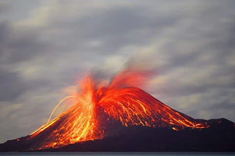 Cận cảnh núi lửa Krakatoa ở Indonesia phun trào gây sóng thần. (Nguồn: Global Volcanism Program)