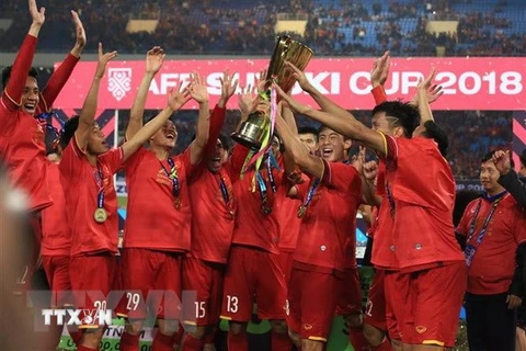 Đội tuyển Việt Nam vui mừng với chiếc cúp vô địch. (Ảnh: Trọng Đạt/TTXVN)