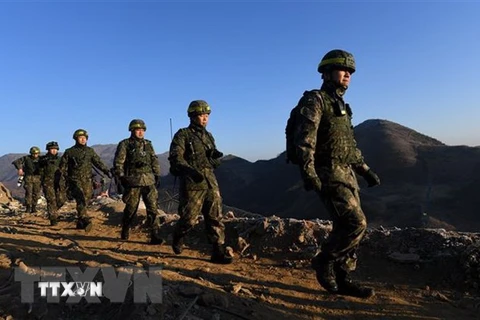 Các thanh sát viên Hàn Quốc kiểm chứng đối với việc dỡ bỏ vũ khí và rút binh sỹ tại trạm gác bên phía Triều Tiên ngày 12/12/2018. (Ảnh: Yonhap/TTXVN)