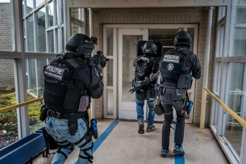 Lực lượng an ninh Hà Lan trong quá trình triệt phá nơi ẩn náu của các phần tử nghi khủng bố. (Nguồn: IslandTime)