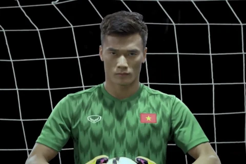 thủ môn Bùi Tiến Dũng trong mẫu áo thi đấu của đội tuyển Việt Nam tại Asian Cup 2019. 