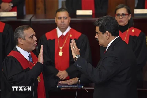 Tổng thống Venezuela Nicolas Maduro (phải, phía trước) tuyên thệ nhậm chức trước Chánh án Tòa án Công lý Tối cao Maikel Moreno (trái, phía trước) tại Caracas ngày 11/1/2019. (Nguồn: AFP/TTXVN)