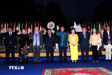 Chủ tịch Quốc hội Nguyễn Thị Kim Ngân và các đại biểu chụp ảnh lưu niệm trong Lễ ra mắt ACC. (Nguồn: Trọng Đức/TTXVN)