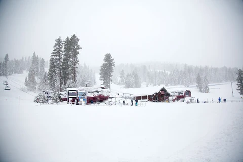 Tuyết đang rơi phủ trắng nhiều khu vực của nước Mỹ. (Nguồn: Tahoe Weekly)