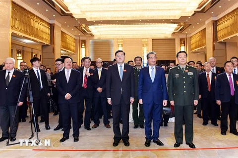 Đại sứ Đặng Minh Khôi cùng các quan chức, đại biểu tham dự Lễ kỷ niệm thực hiện nghi thức chào cờ. (Nguồn: Bùi Tuấn/TTXVN)