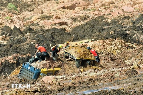 ​Lực lượng cứu hộ tìm kiếm người mất tích tại hiện trường vụ vỡ đập hồ chứa chất thải khoáng sản ở Minas Gerais, Brazil, ngày 25/1/2019. (Nguồn: THX/TTXVN)