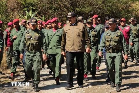 Tổng thống Venezuela Nicolas Maduro (giữa) thăm trụ sở của Lực lượng Phòng vệ quốc gia Bolivar ở Macarao, Caracas, ngày 1/2/2019. (Nguồn: AFP/TTXVN)