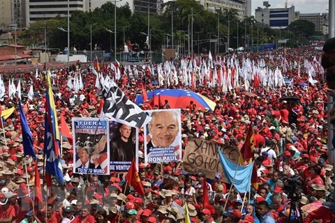 Đông đảo người dân Venezuela tuần hành tại thủ đô Caracas, bày tỏ sự ủng hộ Tổng thống Nicolas Maduro và phản đối sự can thiệp từ bên ngoài vào công việc nội bộ của đất nước, ngày 2/2/2019. (Nguồn: AFP/TTXVN)