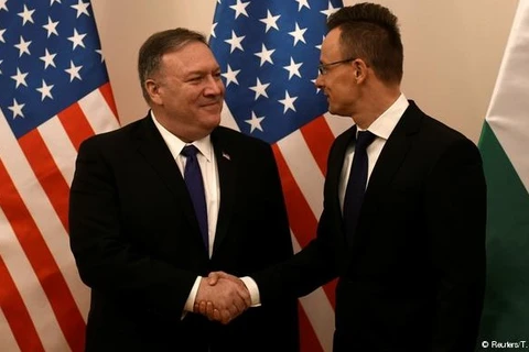 Ngoại trưởng Mỹ Mike Pompeo (trái) và người đồng cấp Hungary Peter Szijjarto. (Nguồn: Reuters)