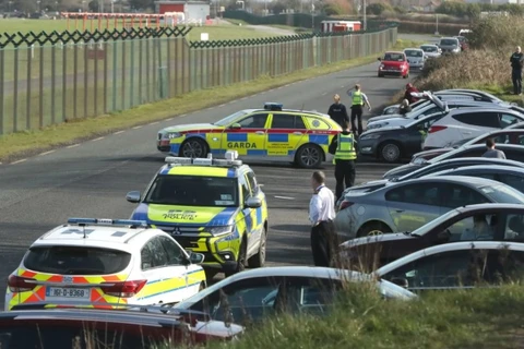 Cảnh sát Ireland có mặt tại sân bay Dublin. (Nguồn: The Telegraph)