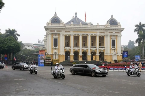Đoàn xe của lãnh đạo Triều Tiên đi qua Nhà Hát Lớn Hà Nội. (Nguồn: Vietnam+)