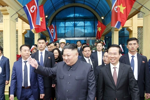 Người dân Lạng Sơn vui mừng vì gặp Chủ tịch Triều Tiên Kim Jong-un. (Nguồn: TTXVN)