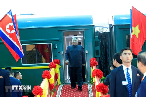 Chủ tịch Triều Tiên Kim Jong-un xuống tàu hỏa tại ga Đồng Đăng. (Ảnh: Nhan Sáng/TTXVN)