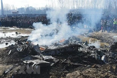 Binh sỹ Ấn Độ điều tra bên chiếc máy bay của Không quân nước này bị rơi tại quận Budgam, cách thủ phủ Srinagar, bang Kashmir khoảng 30km ngày 27/2/2019. (Nguồn: AFP/TTXVN)