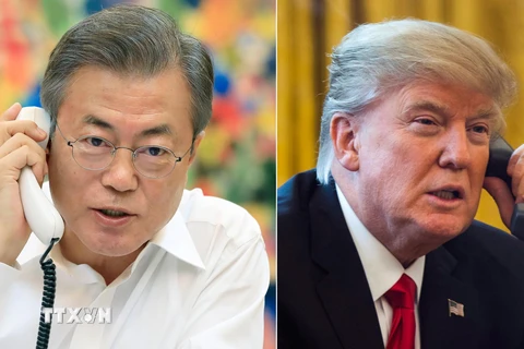 Tổng thống Mỹ Donald Trump (phải) và Tổng thống Hàn Quốc Moon Jae-in trong một cuộc điện đàm. (Nguồn: YONHAP/TTXVN)