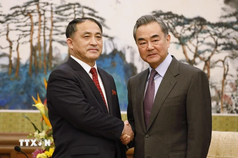Thứ trưởng Triều Tiên Ri Kil-song (trái) trong cuộc gặp với Ngoại trưởng Trung Quốc Vương Nghị (phải) tại Bắc Kinh, Trung Quốc ngày 28/2. (Nguồn: AFP/TTXVN)