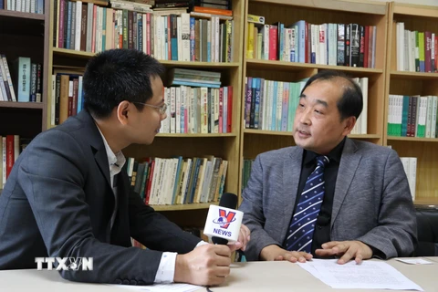 Giáo sư-Tiến sỹ quan hệ quốc tế Lee Woong-Hyeon (phải), Chủ tịch Viện Nghiên cứu Địa chính trị Hàn Quốc, Giảng viên trường Đại học Hàn Quốc trả lời phỏng vấn phòng viên TTXVN. (Nguồn: TTXVN)