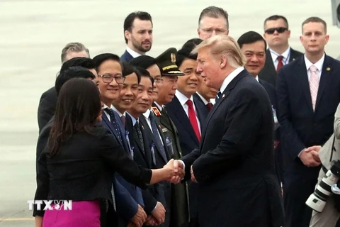 Các quan chức Việt Nam tiễn Tổng thống Mỹ Donald Trump tại sân bay quốc tế Nội Bài. (Nguồn: Trọng Đức/TTXVN)