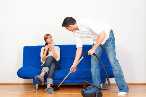 Nam giới được khuyến khích làm nhiều việc nhà hơn. (Nguồn: Mother Nature Network) 