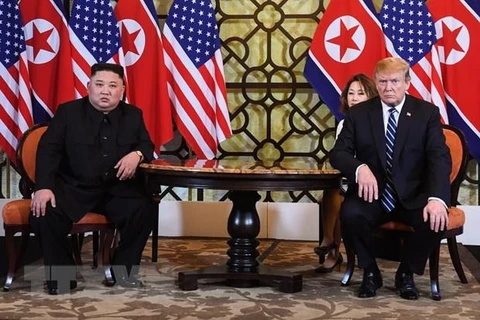 Tổng thống Mỹ Donald Trump (phải) và Chủ tịch Triều Tiên Kim Jong-un trong cuộc gặp riêng tại ngày làm việc thứ hai của Hội nghị thượng đỉnh Mỹ-Triều lần hai ở Hà Nội. (Nguồn: AFP/TTXVN)