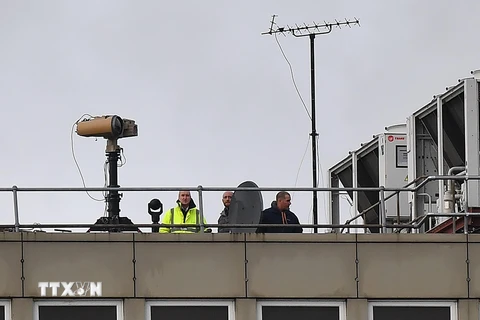 Thiết bị quan sát được lắp đặt tại sân bay Gatwick ở thủ đô London, Anh ngày 21/12/2018. (Nguồn: AFP/ TTXVN)