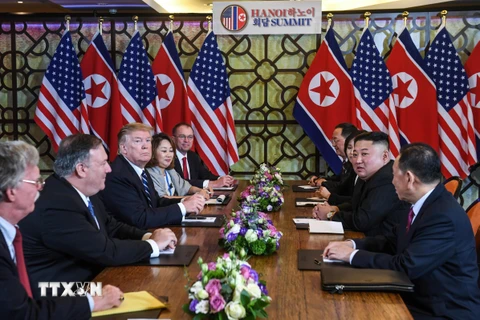 Nhà lãnh đạo Triều Tiên Kim Jong-un (thứ 2 phải) và Tổng thống Mỹ Donald Trump (thứ 3 trái) trong cuộc gặp tại Hà Nội ngày 28/2. (Nguồn: AFP/TTXVN)