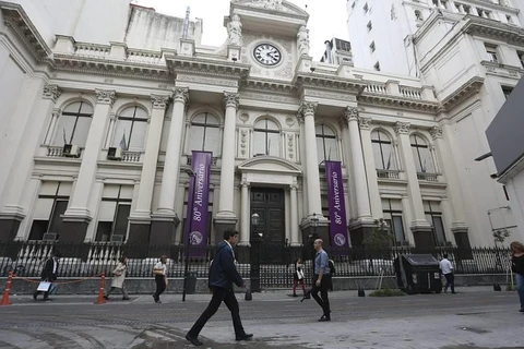 Quang cảnh bên ngoài Ngân hàng Trung ương Argentina. (Nguồn: WSJ)