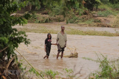 Cảnh ngập lụt do ảnh hưởng của bão Idai tại tỉnh Manicaland, Zimbabwe, ngày 17/3. (Ảnh:THX/TTXVN)