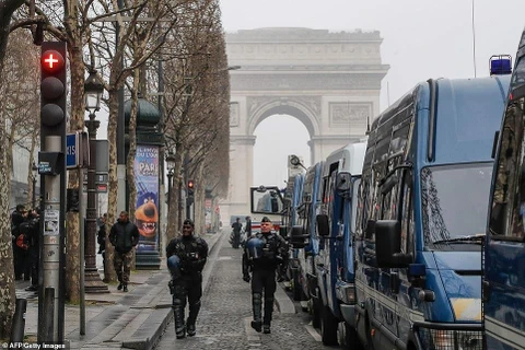 Cảnh sát chống bạo động được điều tới để ngănb người biểu tình Áo vàng trên Đại lộ Champs-Elysees ở Paris. (Nguồn: AFP/Getty)