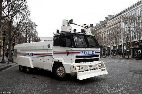 Pháp điều xe bọc thép tới Champs-Elysees để ngăn biểu tình. (Nguồn: AFP/TTXVN)