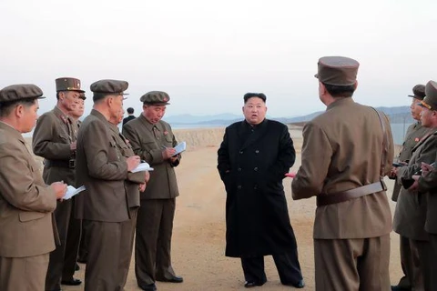 Ảnh tư liệu: Chủ tịch Kim Jong-un và các thành viên quân đội Triều Tiên. (Nguồn: WSJ)