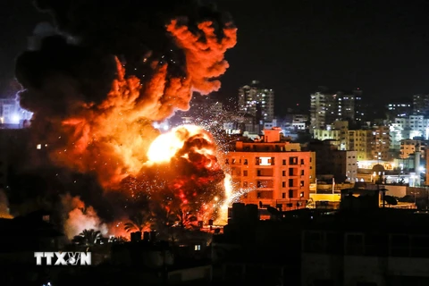 Khói lửa bốc lên sau một cuộc không kích của Israel xuống thành phố Gaza tối 25/3/2019. (Nguồn: AFP/ TTXVN)