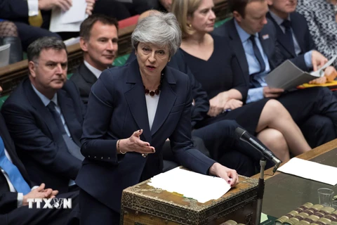 Thủ tướng Anh Theresa May (phía trước) tại phiên chất vấn hàng tuần của Hạ viện ở London ngày 27/3/2019. (Nguồn: AFP/TTXVN)