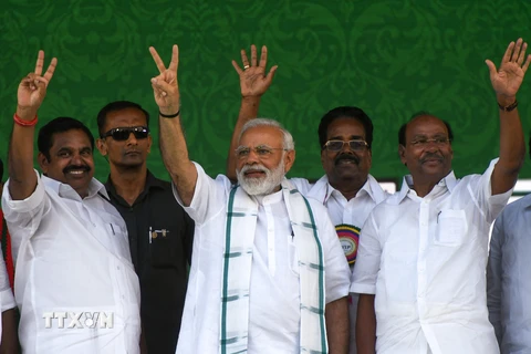 Thủ tướng Narendra Modi (giữa) trong chiến dịch vận động bầu cử ở Chennai, Ấn Độ ngày 6/3. (Nguồn: AFP/TTXVN)