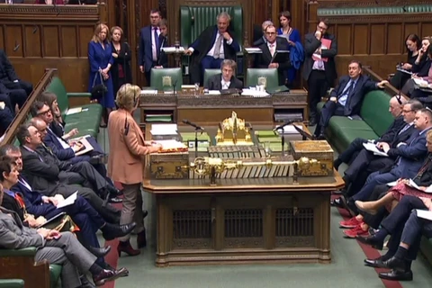 Lãnh đạo Hạ viện Anh Andrea Leadsom (trái, phía trước) phát biểu tại phiên họp của Hạ viện ở London ngày 28/3/2019. (Nguồn: AFP/TTXVN)