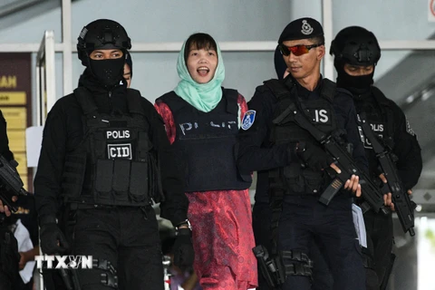 Cảnh sát áp giải Đoàn Thị Hương (thứ 2, trái) rời Tòa thượng thẩm Shah Alam ở ngoại ô Kuala Lumpur, Malaysia sau phiên xét xử ngày 1/4/2019. (Nguồn: AFP/TTXVN)