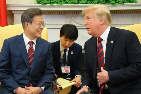 Tổng thống Hàn Quốc Moon Jae-in (trái) trong cuộc gặp Tổng thống Mỹ Donald Trump (phải) tại Nhà Trắng ở Washington DC., ngày 22/5/2019. (Nguồn: YONHAP/TTXVN)