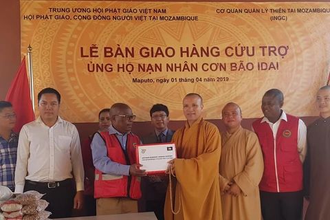 Thượng tọa Thích Đồng Huệ trao quà cứu trợ của Trung ương Giáo hội Phật giáo Việt Nam cho Cơ quan Trung ương quản lý thiên tai của Mozambique. (Nguồn: Phi Hùng/TTXVN)