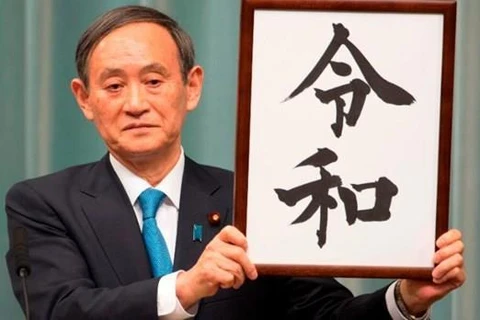 Chánh văn phòng Nội các Nhật Yoshihide Suga giới thiệu niên hiệu mới Reiwa (Nguồn: CNN)