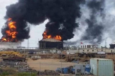 Khói lửa bốc lên nghi ngút tại hiện trường vụ nổ bồn chứa nhiên liệu của nhà máy xử lý dầu thô nặng Petro San Felix ở San Diego de Cabrutica, miền Đông Venezuela ngày 13/3/2019. (Nguồn: El Tigre/TTXVN)
