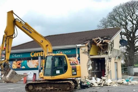 Hãi hùng với cảnh dùng máy xúc để cướp tiền từ cây ATM. (Nguồn: Belfast Telegraph)