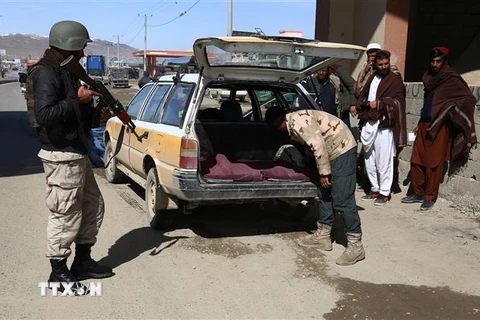 Binh sỹ Afghanistan kiểm tra tại một chốt kiểm soát an ninh. (Nguồn: THX/TTXVN)