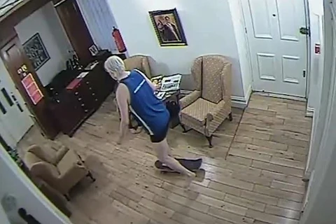 Video ghi lại cảnh ông Assange đang trượt ván. (Nguồn: Daily Mail)