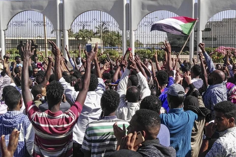 Người biểu tình Sudan tập trung bên ngoài trụ sở Bộ Quốc phòng ở thủ đô Khartoum ngày 6/4/2019. (Nguồn: AFP/TTXVN)