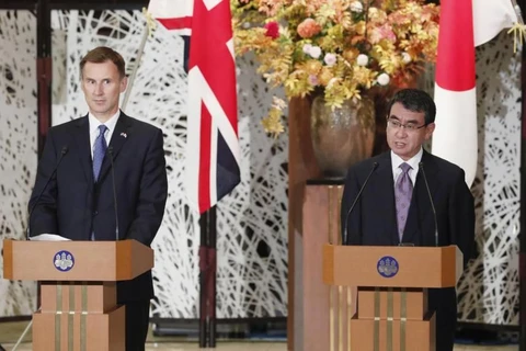 Ngoại trưởng Nhật Bản Taro Kono (phải) và người đồng cấp Anh Jeremy Hunt. (Nguồn: The Japan Times)