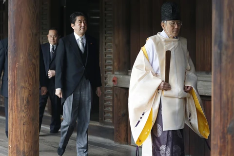 Thủ tướng Nhật Bản Shinzo Abe (giữa) thăm đền Yasukuni hồi năm 2013. (Nguồn: The Japan Times)