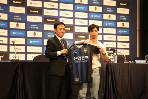Chủ tịch Câu lạc bộ bóng đá Incheon United trao áo thi đấu cho Công Phượng (phải). (Nguồn: Mạnh Hùng/TTXVN)