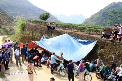 Người dân của bản Nà Bỏ, xã Bản Giang, huyện Tam Đường dựng lều, lập chốt không cho xe chở rác vào bãi xử lý rác (ảnh chụp ngày 17/4). (Nguồn: Quý Trung/TTXVN)