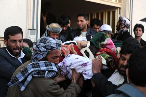 Chuyển thi thể một cảnh sát trưởng sau một vụ nổ bom tại Herat, miền Tây Afghanistan. (Nguồn: AFP/TTXVN)